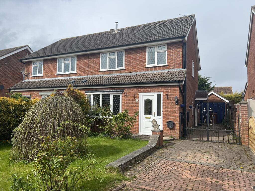 3 bedroom semidetached house for sale in Knightsbridge, New Waltham