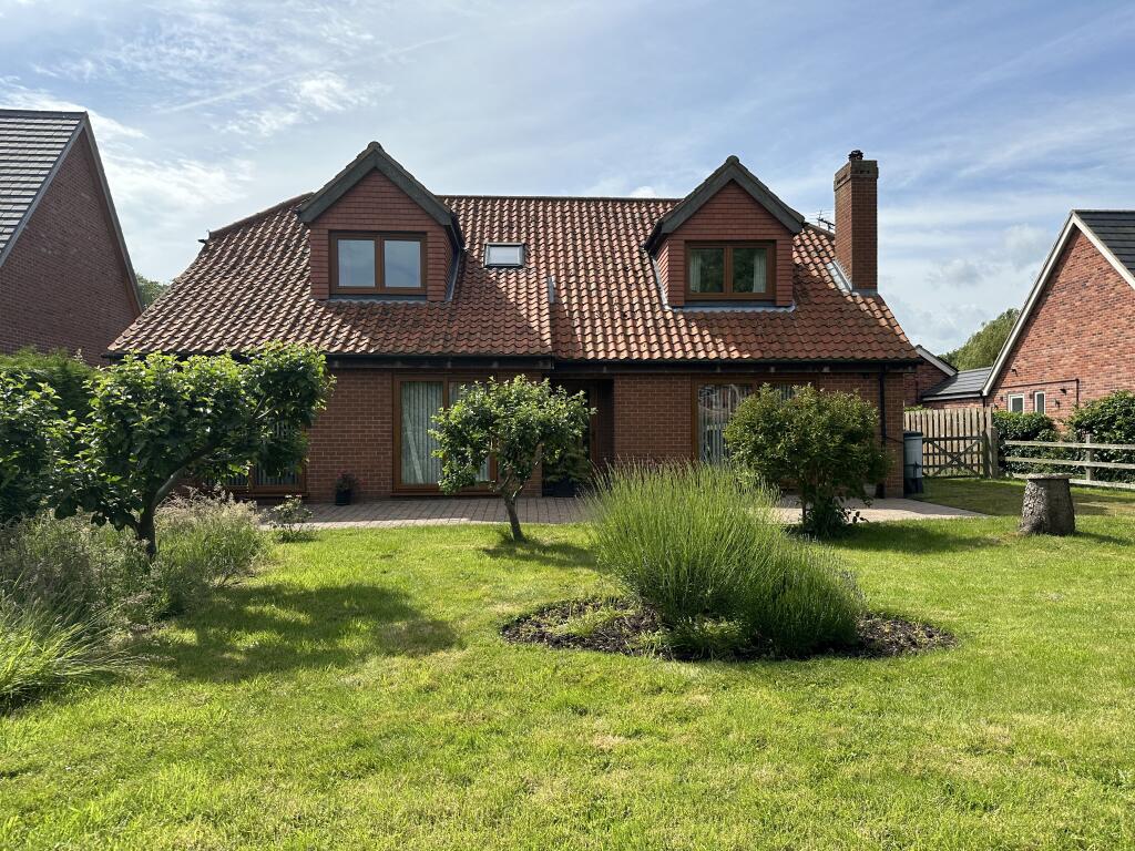 4 bedroom detached house for sale in Skinners Lane, Waltham, Grimsby