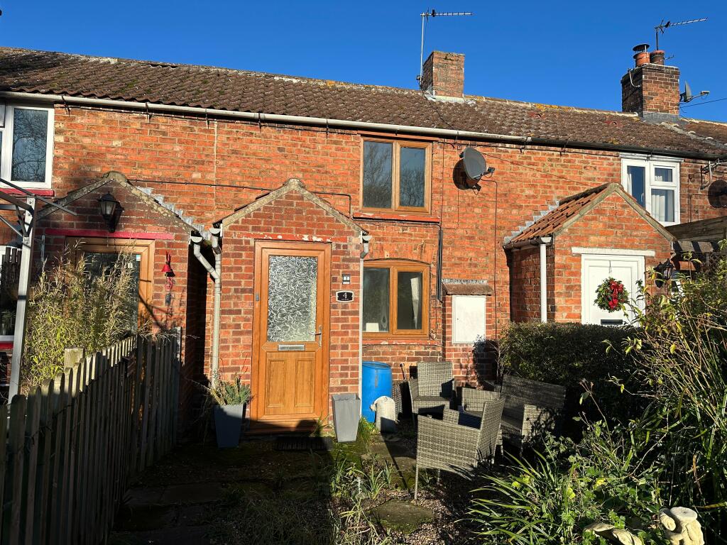 2 bedroom cottage for sale in The Row, Church Street, Middle Rasen, LN8 ...