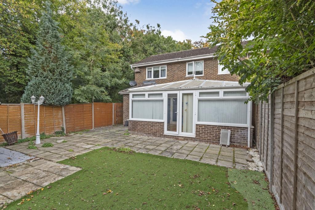 3 bedroom semidetached house for sale in Rookwood Drive, Stevenage, SG2