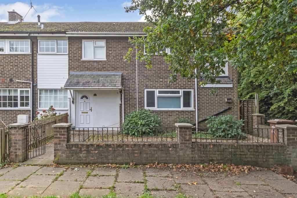 3 bedroom semidetached house for sale in Rookwood Drive, Stevenage, SG2