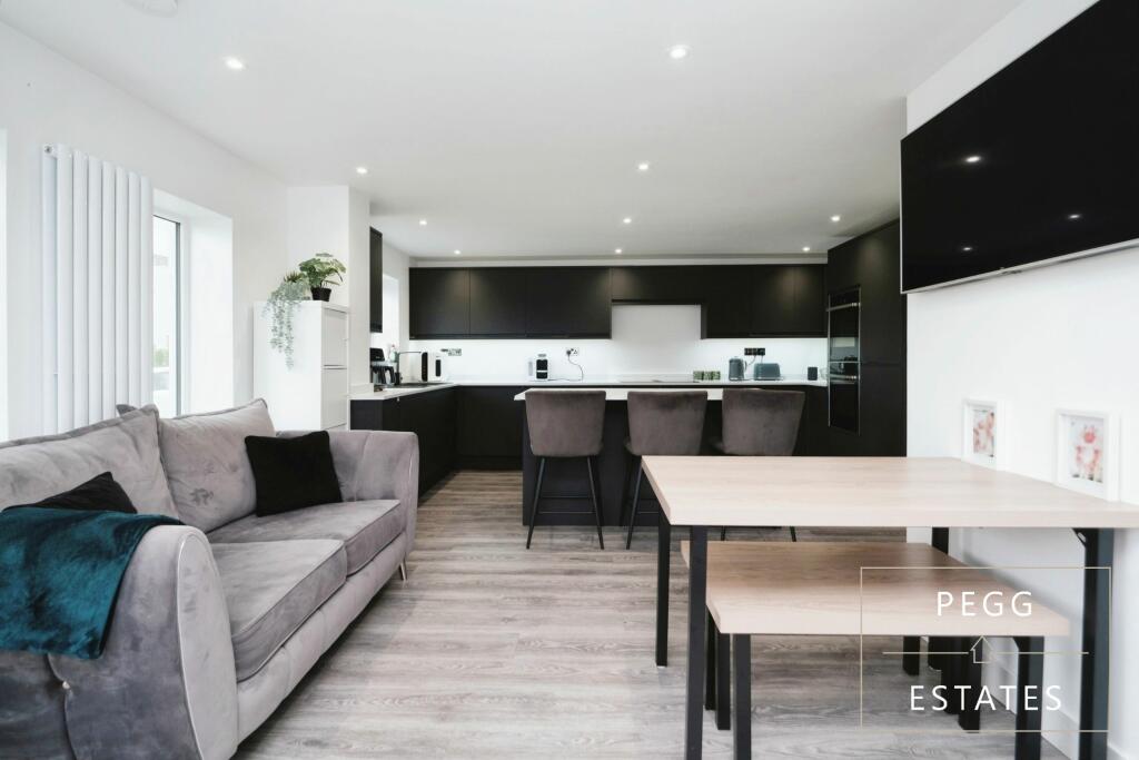 3 bedroom detached house for sale in Grosvenor Close, Torquay, TQ2