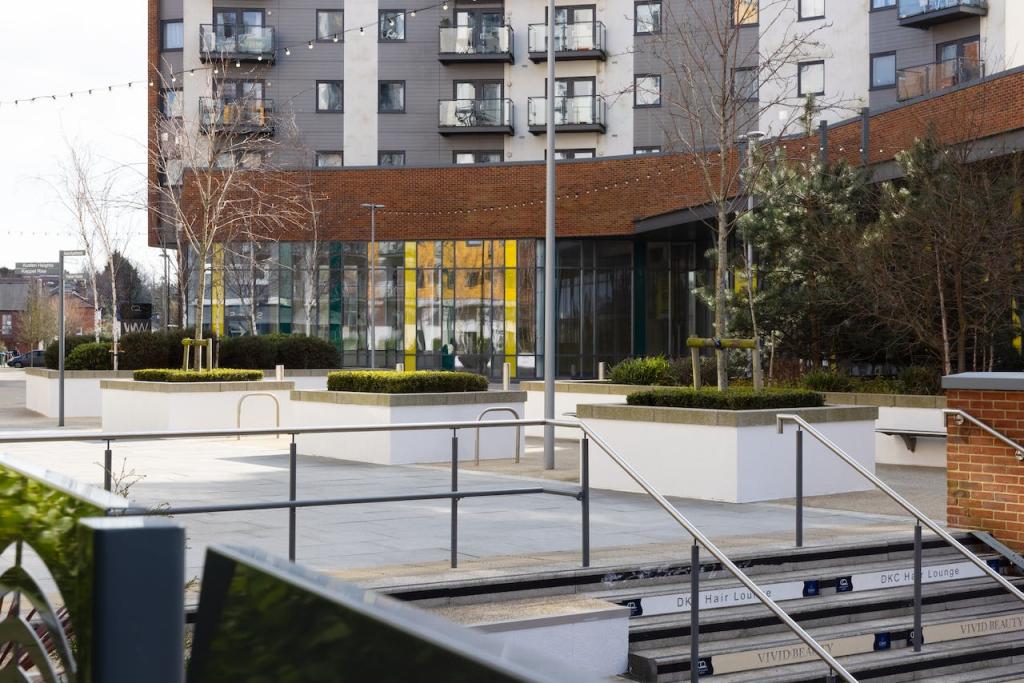 High street retail property to lease in Centenary Quay Waterside