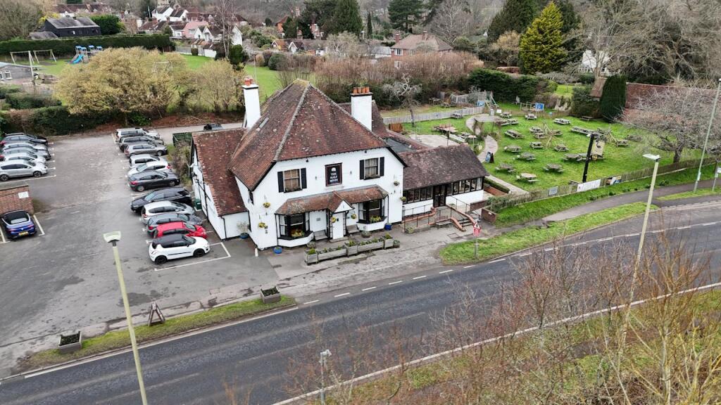 Main image of property: Half Moon, 32 London Road, Petersfield, GU31 4BE