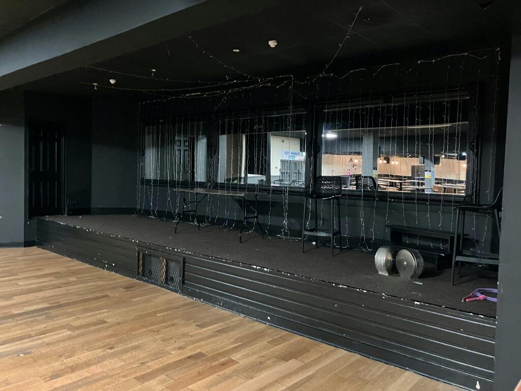 16 Mexb Funct Stage.jpg