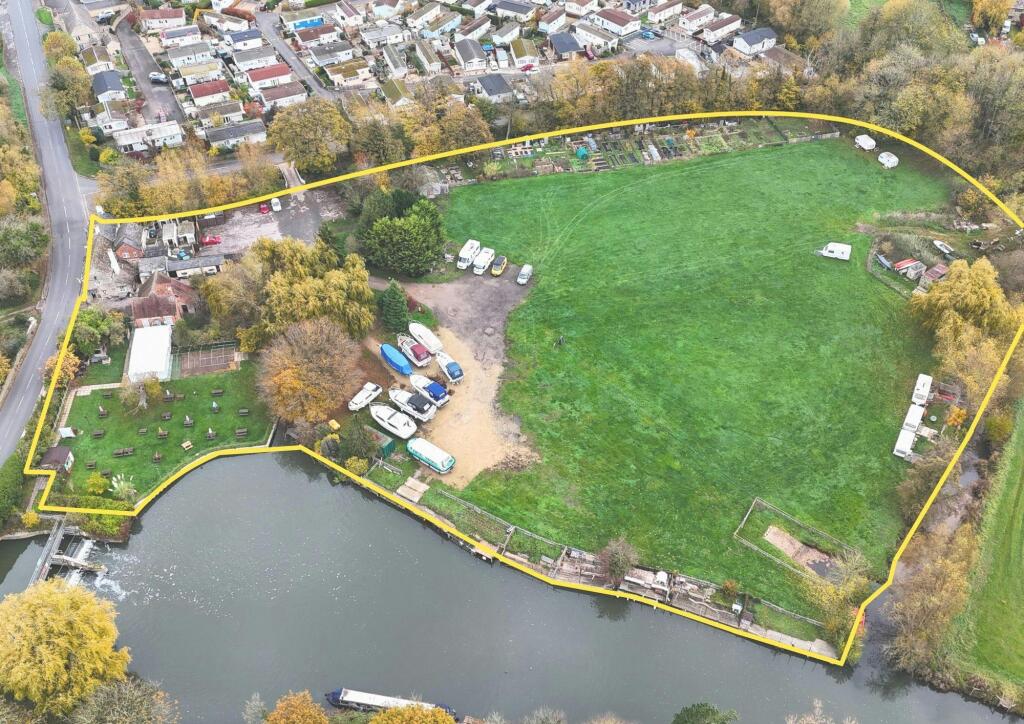 Trout Inn, Lechdale - Yellow Line.jpg