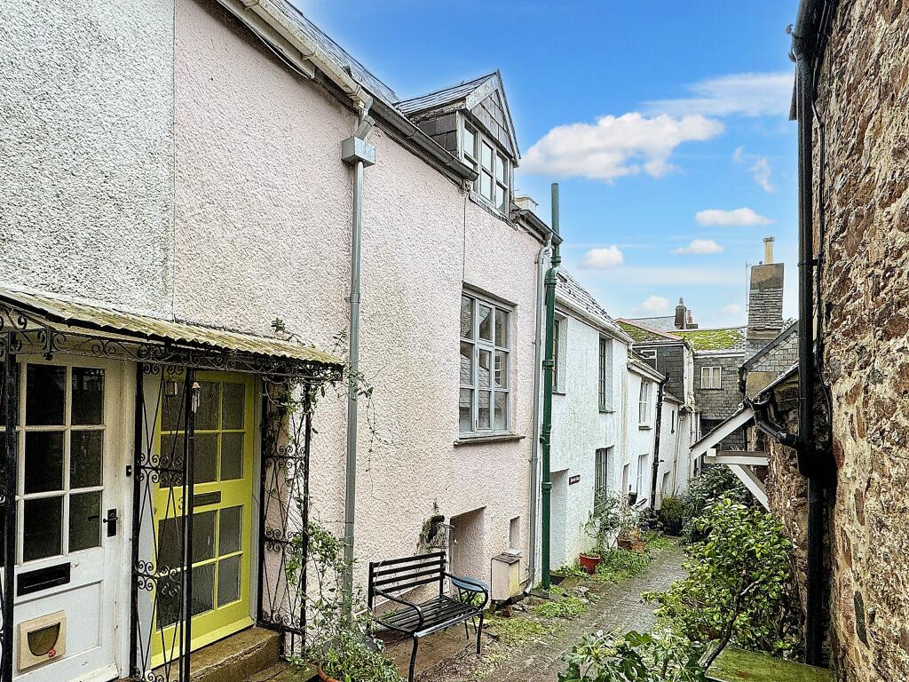 Main image of property: 3 Atherton Lane, Totnes, TQ9 5RT