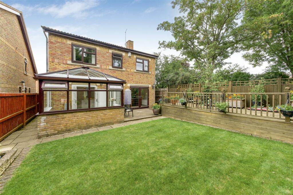 4 bedroom detached house for sale in Water Tower Close, Uxbridge, UB8