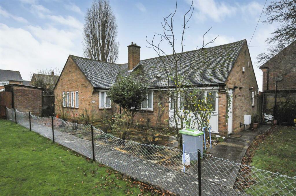 1 bedroom semidetached bungalow for sale in Ryefield Avenue