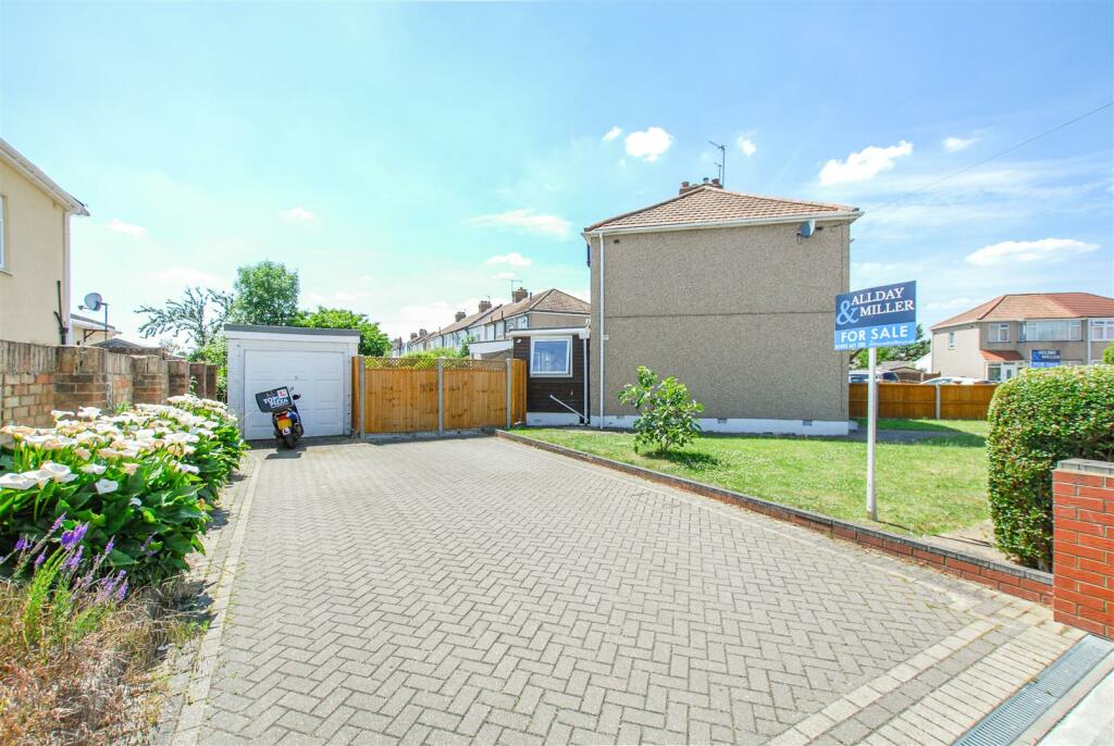 3 bedroom semidetached house for sale in Lynhurst Crescent, Hillingdon
