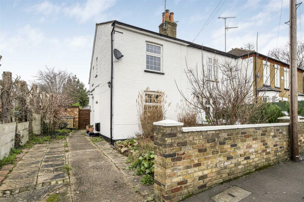 2 bedroom semidetached house for sale in Chiltern View Road, Uxbridge, UB8