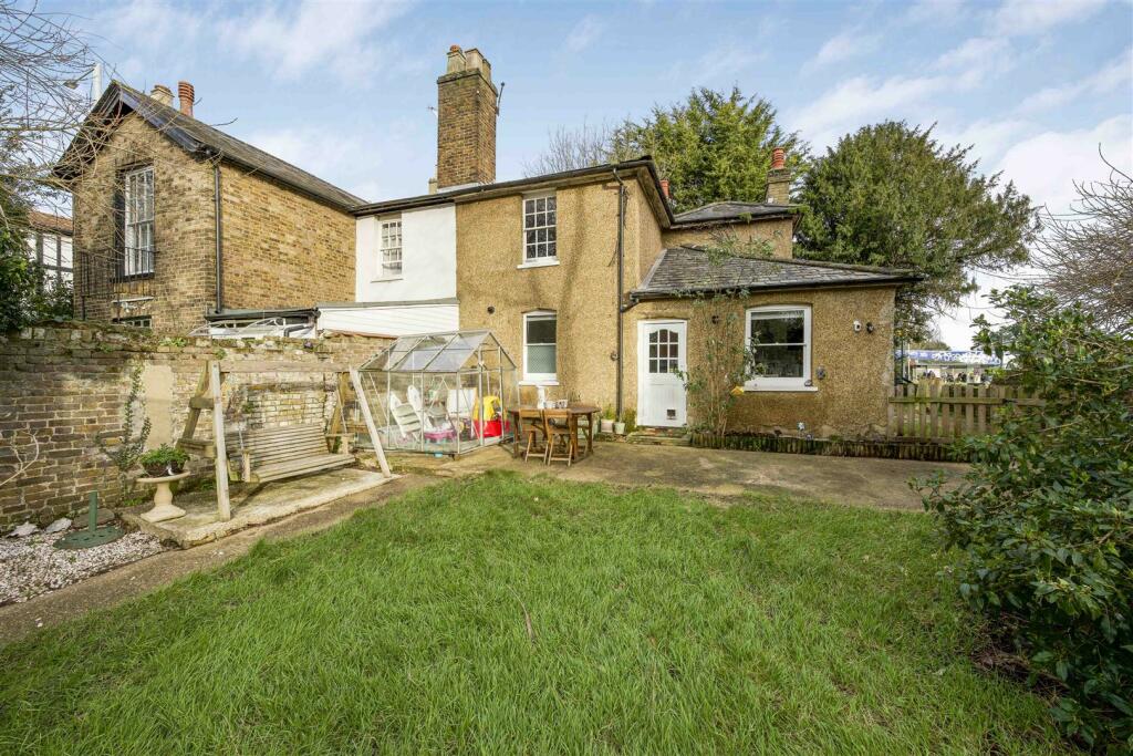 3 bedroom semidetached house for sale in Hillingdon Road, Uxbridge, UB10