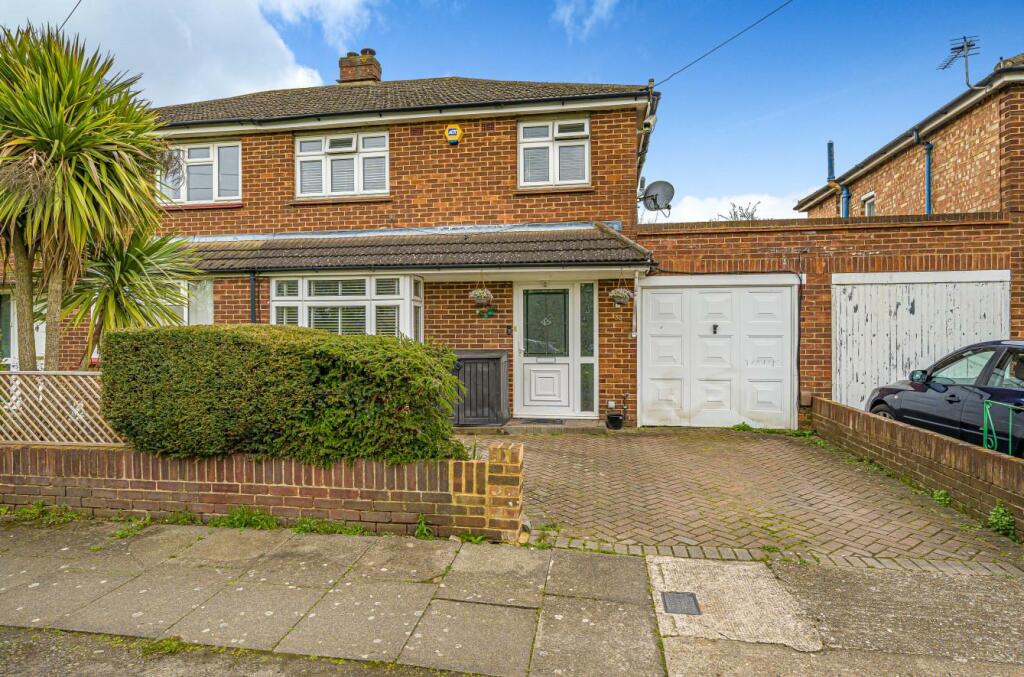 3 bedroom semidetached house for sale in Dell Road, West Drayton, UB7