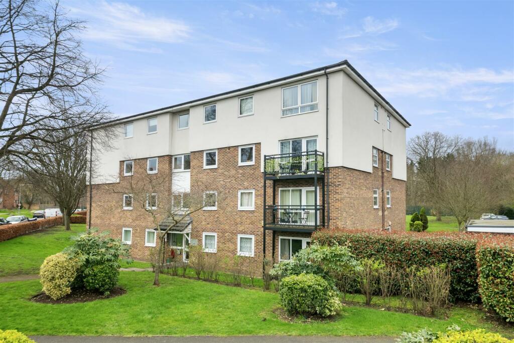 2 bedroom apartment for sale in Keith Park Road, Uxbridge, UB10