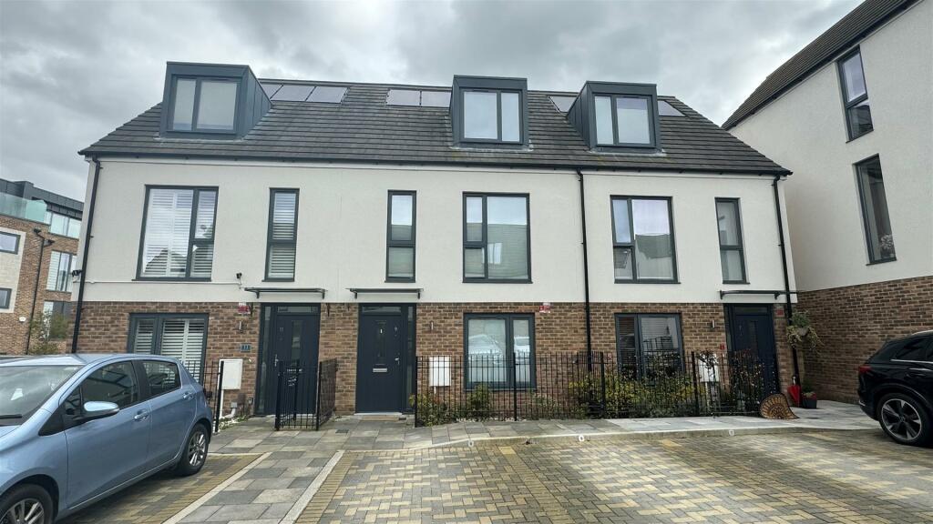 3 bedroom house for sale in Debden Place, Uxbridge, UB10