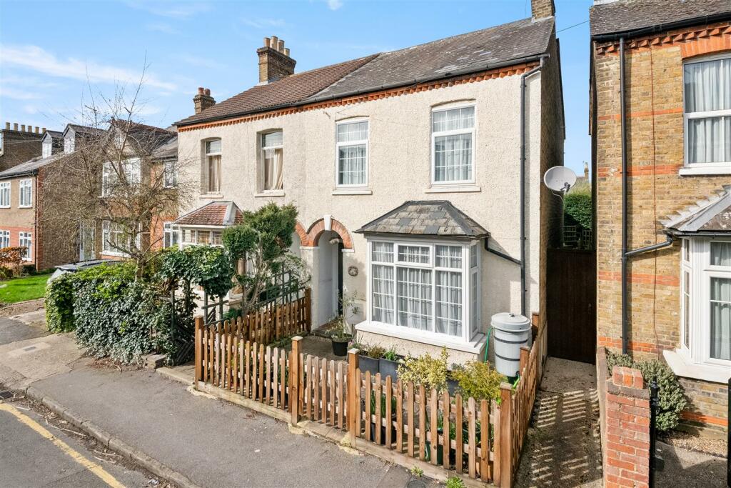 3 bedroom semidetached house for sale in Myddleton Road, Uxbridge, UB8