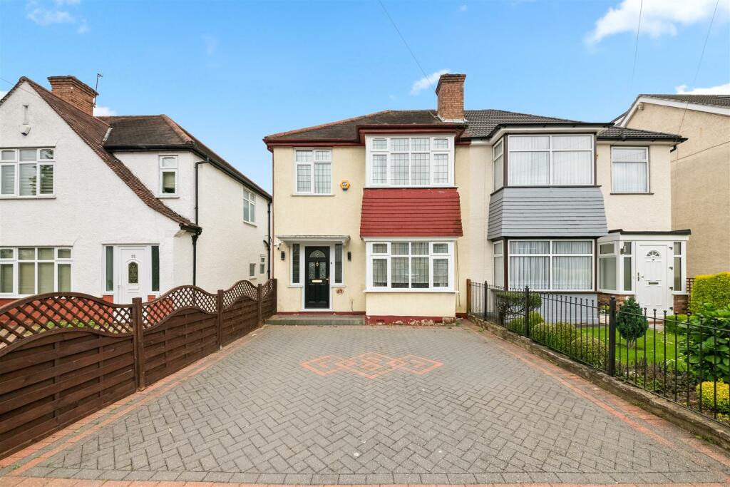 3 bedroom semidetached house for sale in Windsor Avenue, Hillingdon, UB10