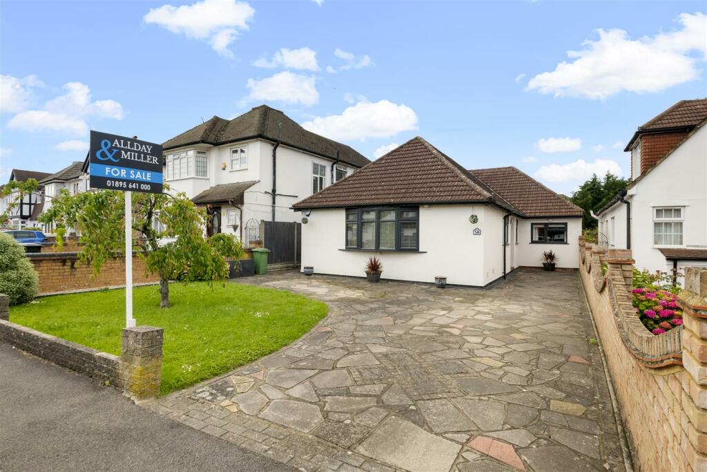 3 bedroom detached bungalow for sale in Tudor Way, Hillingdon, UB10