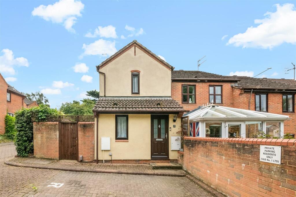 1 bedroom house for sale in Fairlight Drive, Uxbridge, UB8