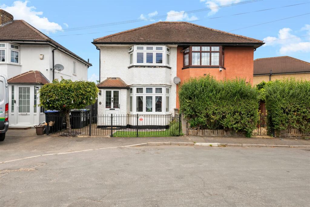 3 bedroom semidetached house for sale in Nine Stiles Close, New Denham