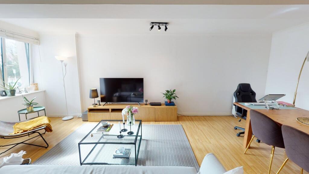 Main image of property: 1258 London Road, London, SW16 