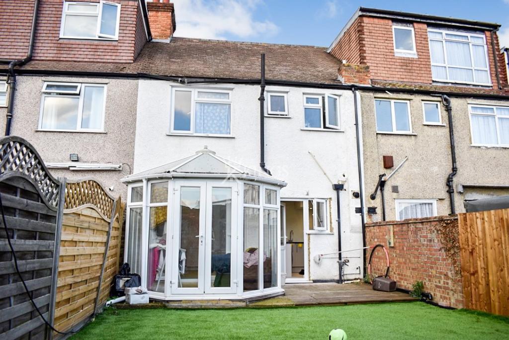 3 bedroom terraced house for sale in Sherwood Park Road, Mitcham, CR4