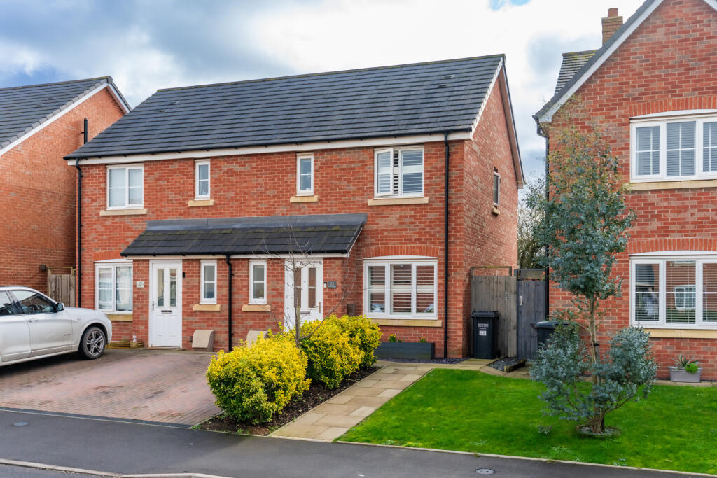 3 bedroom semidetached house for sale in Fox Avenue, Droitwich