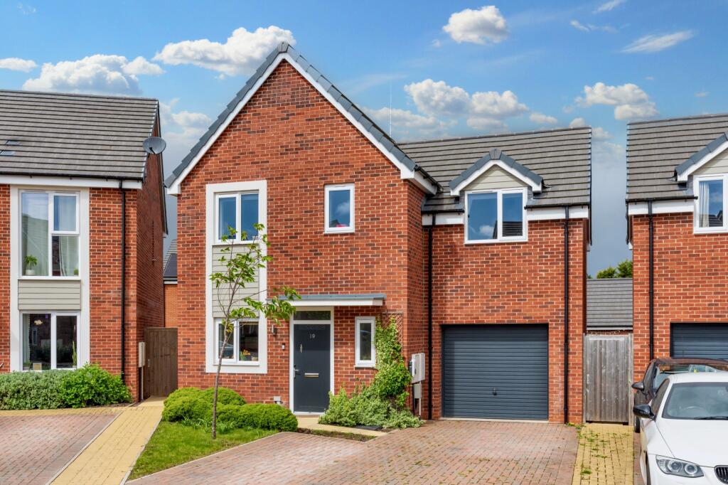 3 bedroom detached house for sale in Romney Way, Worcester, Worcestershire., WR5