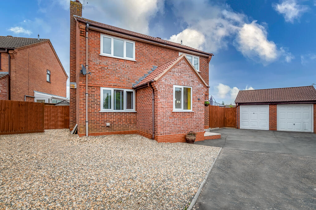4 bedroom detached house for sale in Primrose Crescent, Worcester