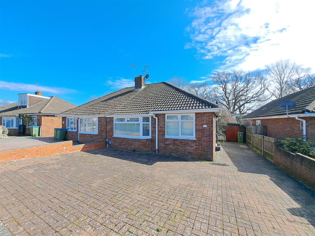 2 bedroom semidetached bungalow for sale in Abbey Road, Fareham, PO15