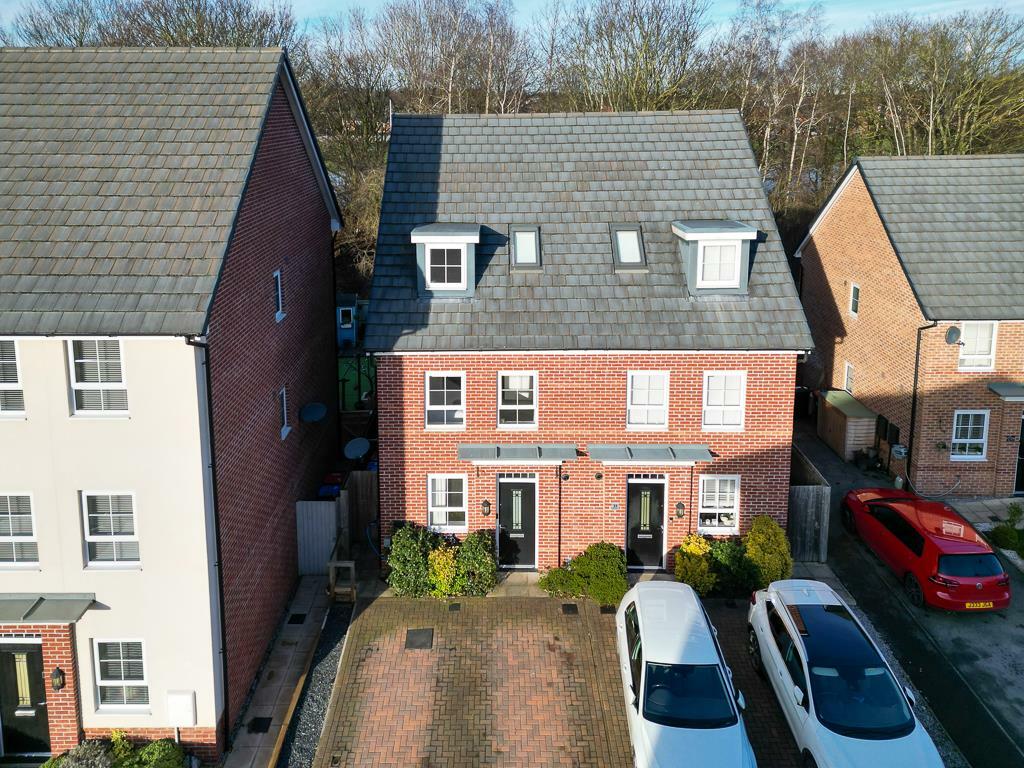 4 bedroom semidetached house for sale in Jubilee Crescent, Winnington