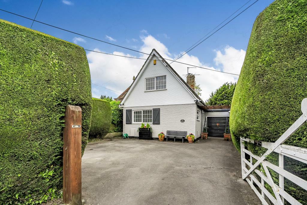 4 bedroom detached house for sale in Chinnor, South Oxfordshire, OX39