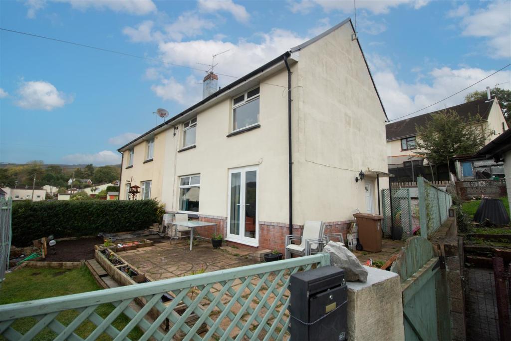 3 bedroom semidetached house for sale in Machen Close, Risca, Newport