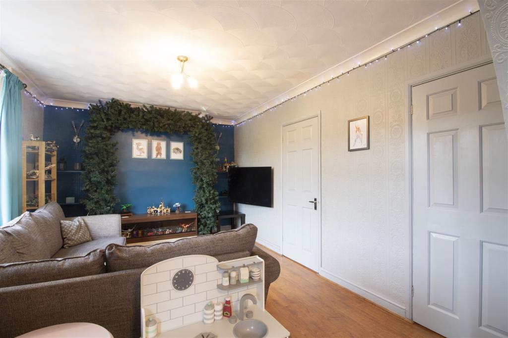 3 bedroom semidetached house for sale in Machen Close, Risca, Newport