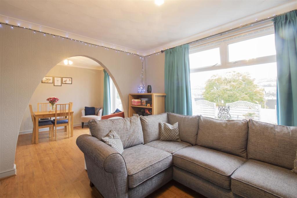 3 bedroom semidetached house for sale in Machen Close, Risca, Newport