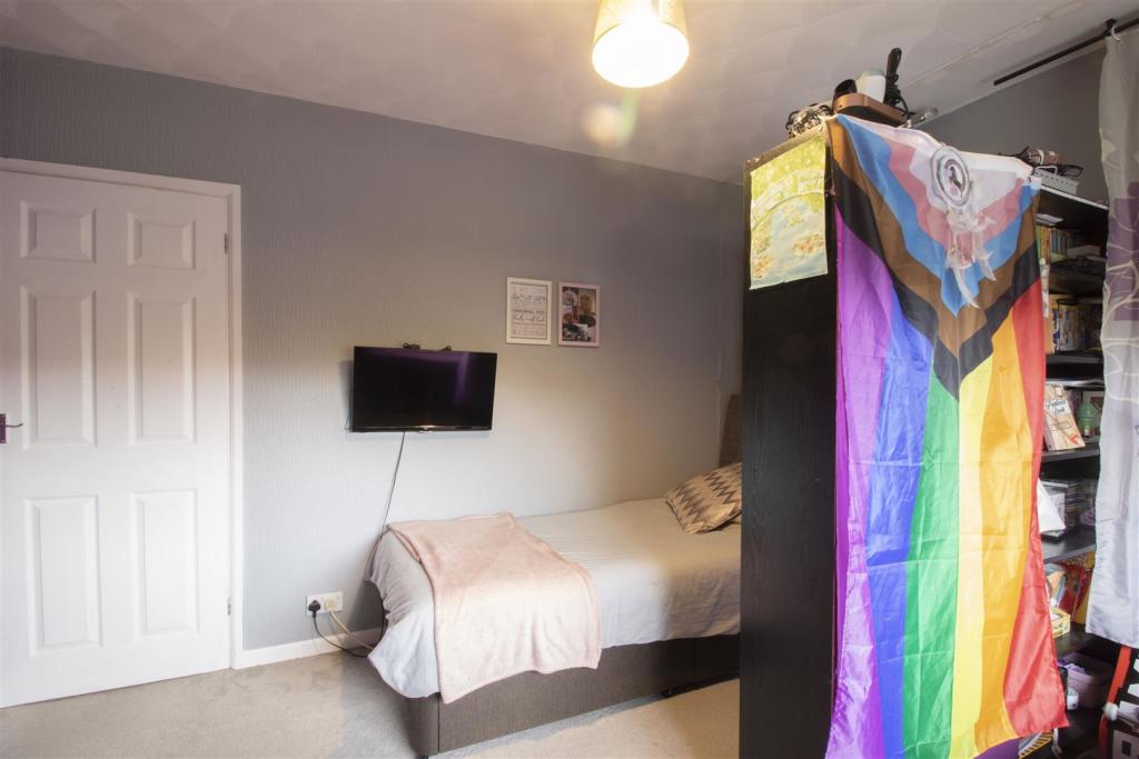 3 bedroom semidetached house for sale in Machen Close, Risca, Newport