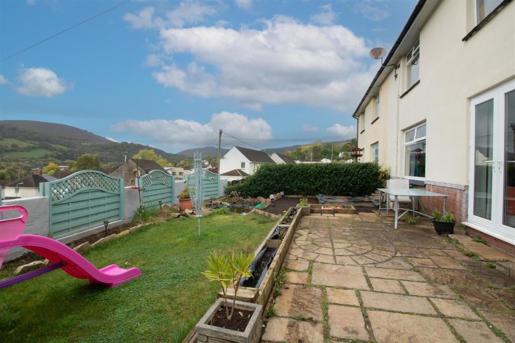 3 bedroom semidetached house for sale in Machen Close, Risca, Newport