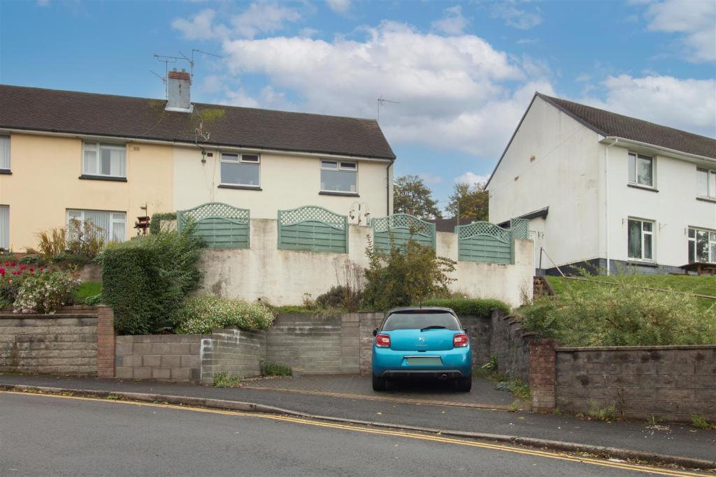 3 bedroom semidetached house for sale in Machen Close, Risca, Newport