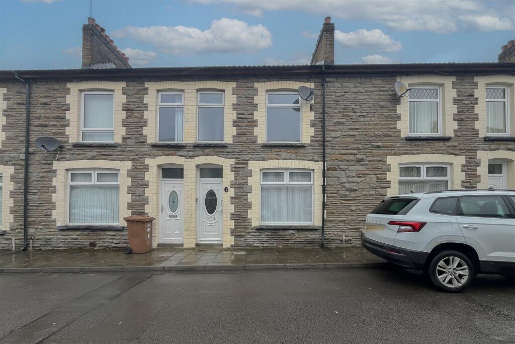 3 bedroom terraced house for sale in William Street, Ynysddu, Newport, NP11