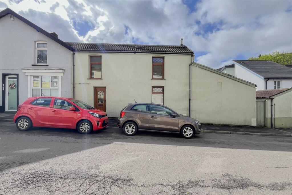 1 bedroom semidetached house for sale in Silver Street, Pontywaun