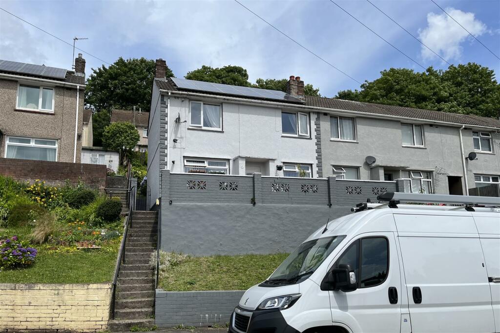 3 bedroom end of terrace house for sale in Channel View, Risca, Newport