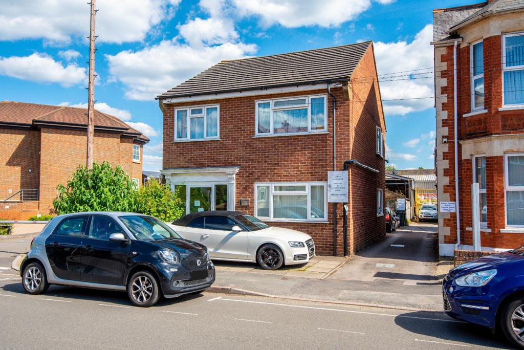 1 bedroom detached house for sale in Grange Road, Egham, Surrey, TW20
