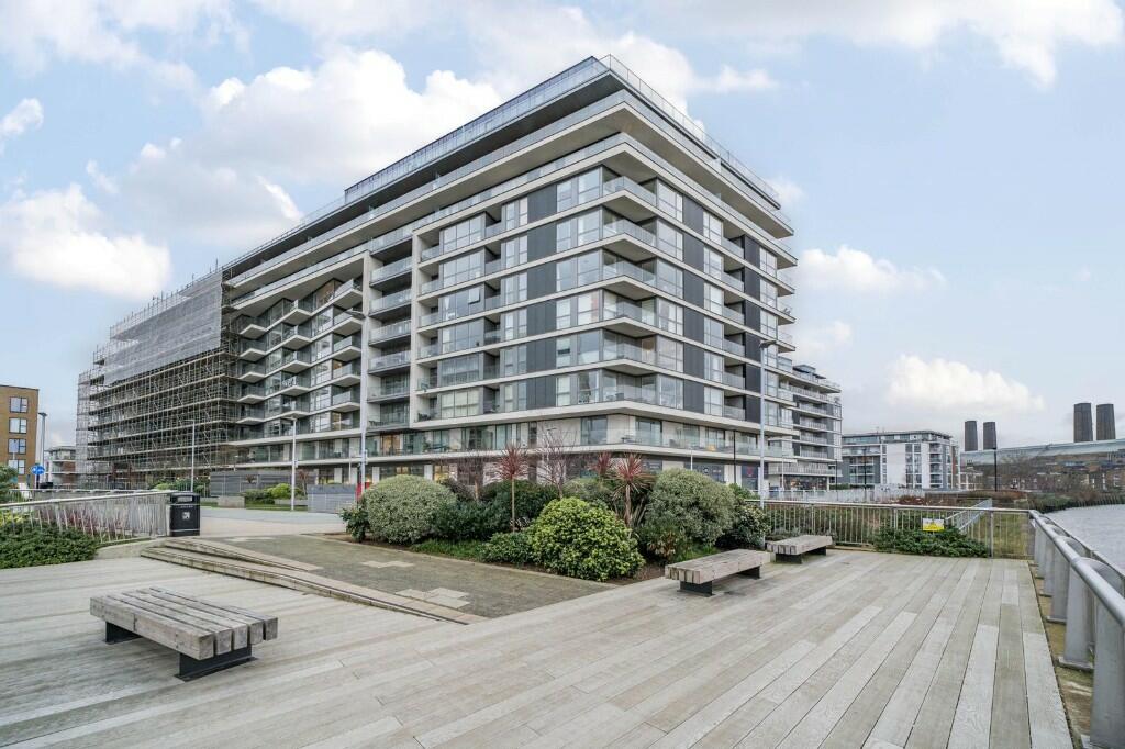 2 bedroom apartment for sale in River Gardens Walk, London, SE10