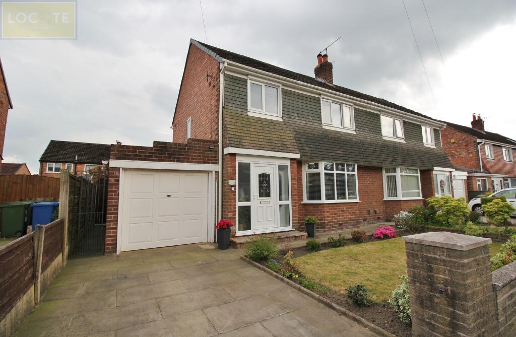 3 bedroom semidetached house for rent in Booth Drive, Davyhulme, M41