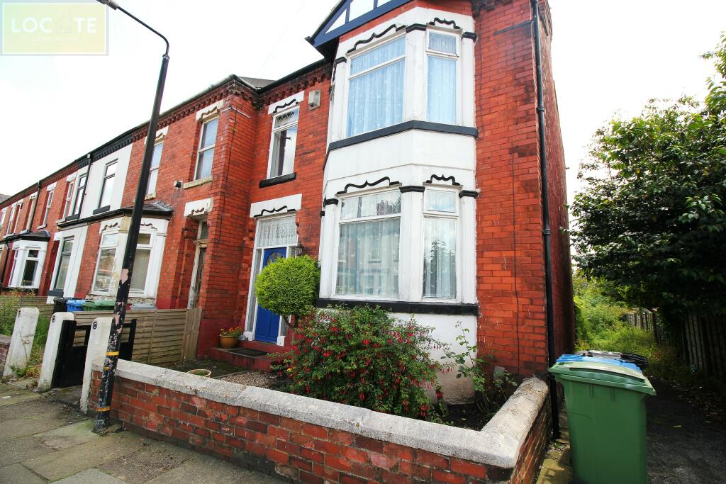 3 bedroom end of terrace house for sale in Bromley Avenue, Flixton, M41