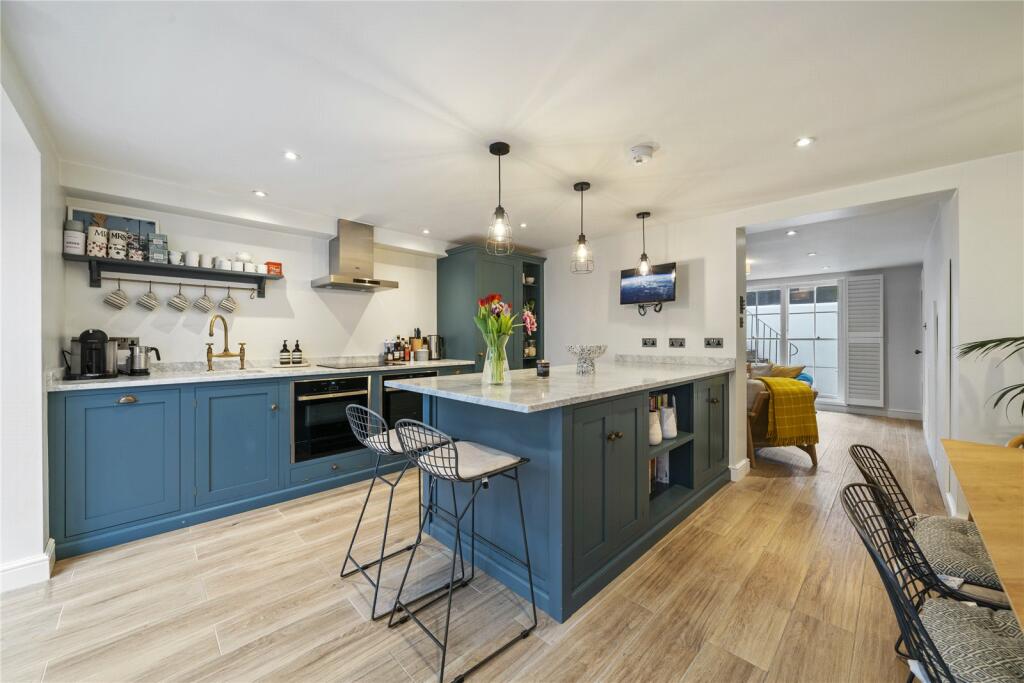 2 bedroom apartment for sale in Hemingford Road, Barnsbury, London, N1