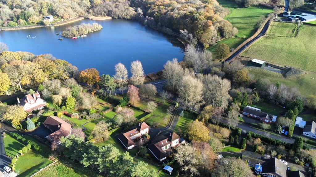 4 bedroom detached house for sale in Lakeside Avenue, Llandrindod Wells