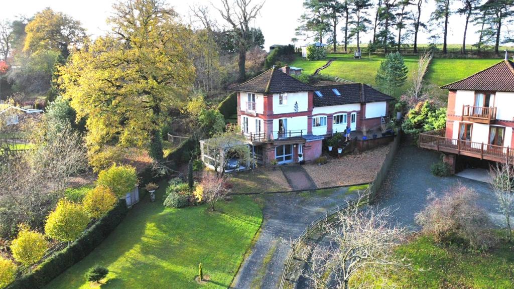 4 bedroom detached house for sale in Lakeside Avenue, Llandrindod Wells