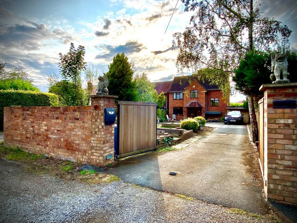 3 bedroom detached house for sale in Loughborough Road, Nottingham, Nottinghamshire, NG11