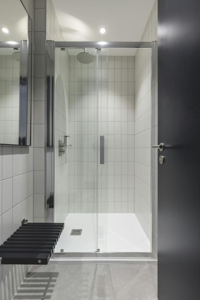 210 Pentonville  showers.jpg